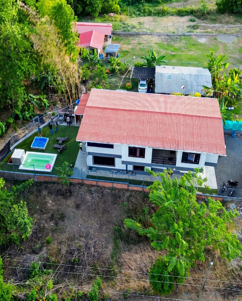 Vista aérea de la villa, el jardín y las dos piscinas